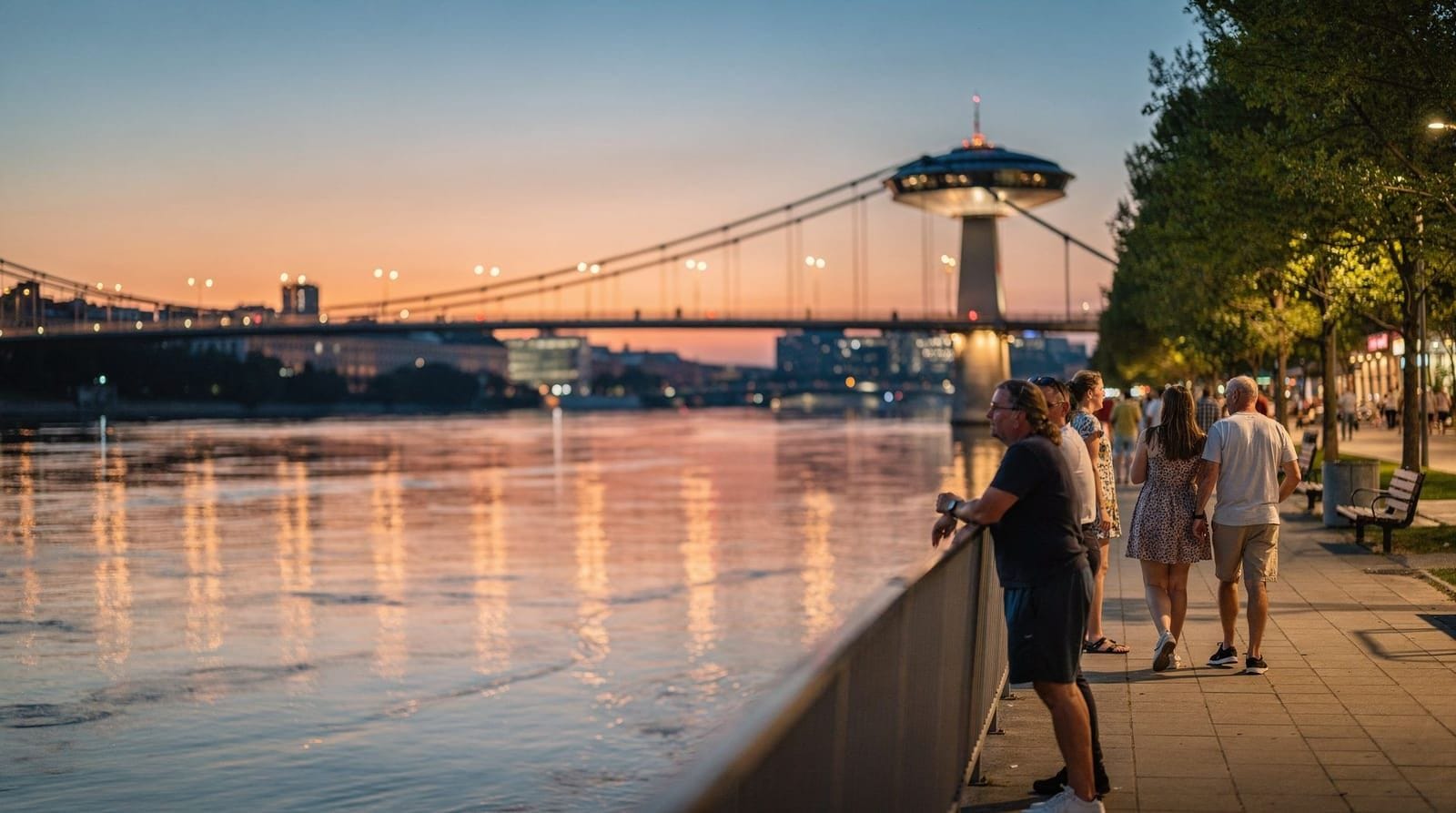 Sommer an der Donau in Bratislava: Strände, Boote und Flussleben