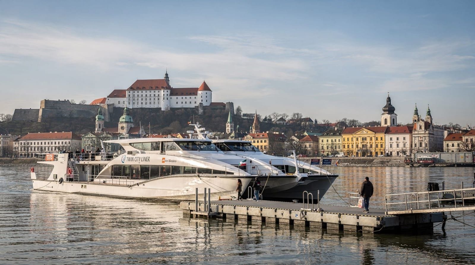Twin City Liner: Bratislava nach Wien mit dem Katamaran auf der Donau