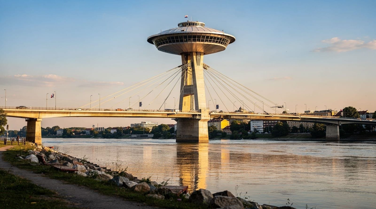 UFO-Aussichtsplattform und SNP-Brücke: Bratislavas ikonischer Ausblick